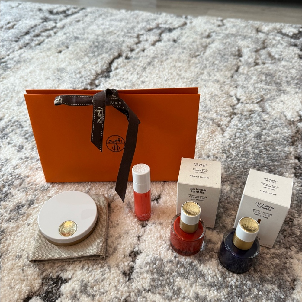 Hermès  Set with eyeshadow, 2 Nail Polish and Lip Gloss